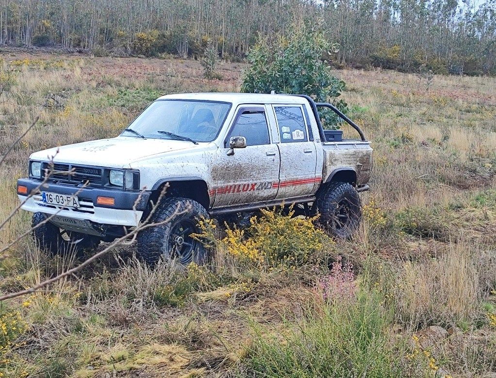 Toyota Hilux 4x4 troco por carrinha de bascola