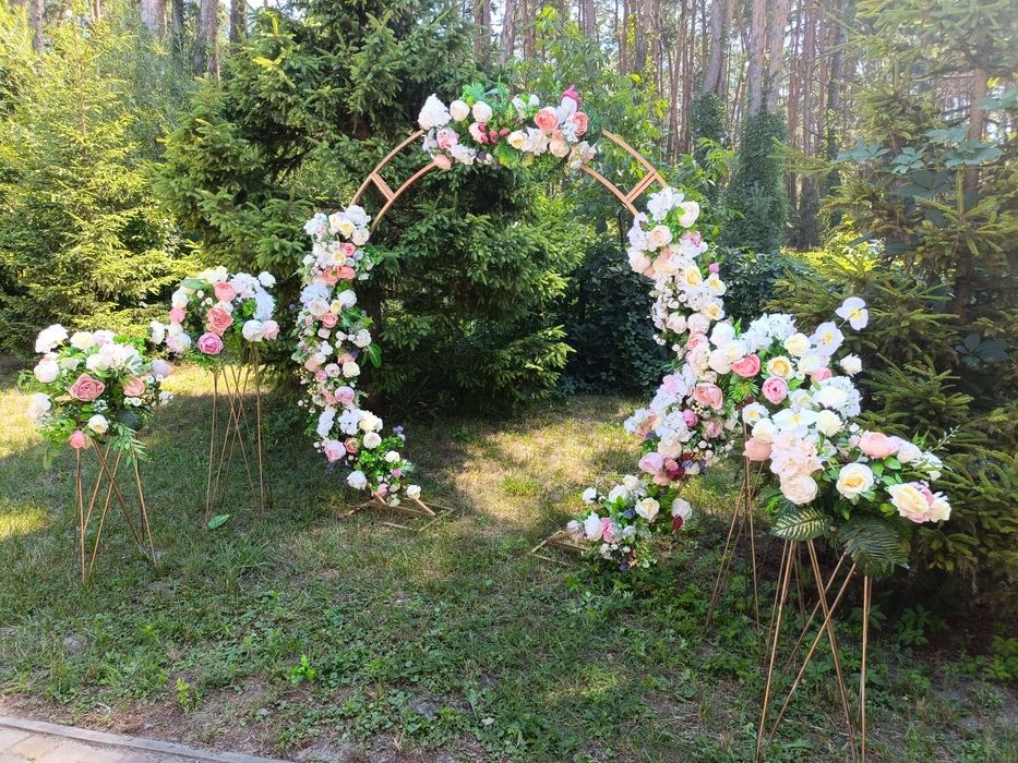 Арка з квітами, декор весілля, декор виїзної церемонії, весільного ст
