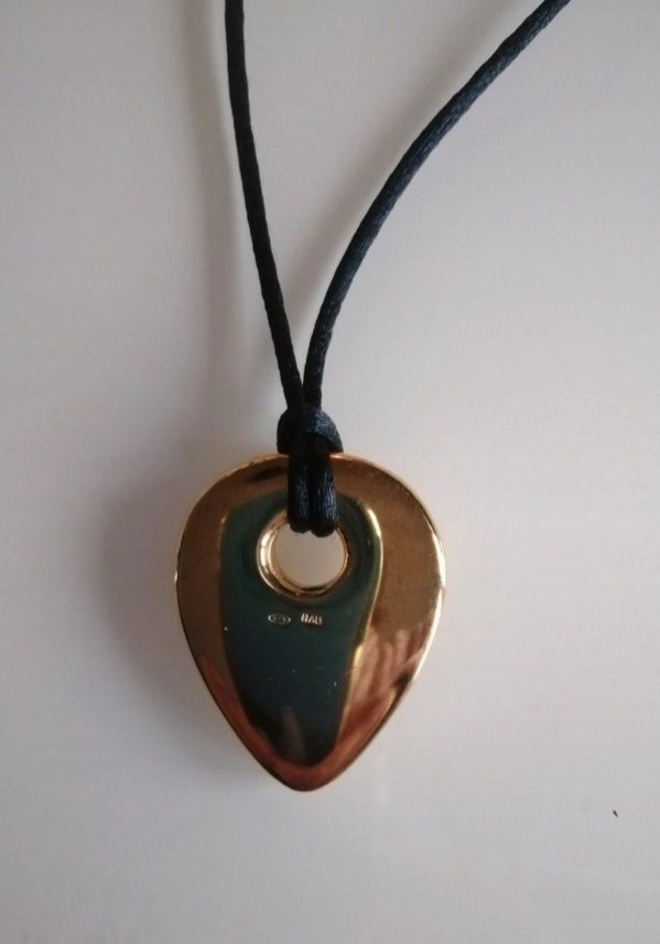 Colar com pendente em prata dourada