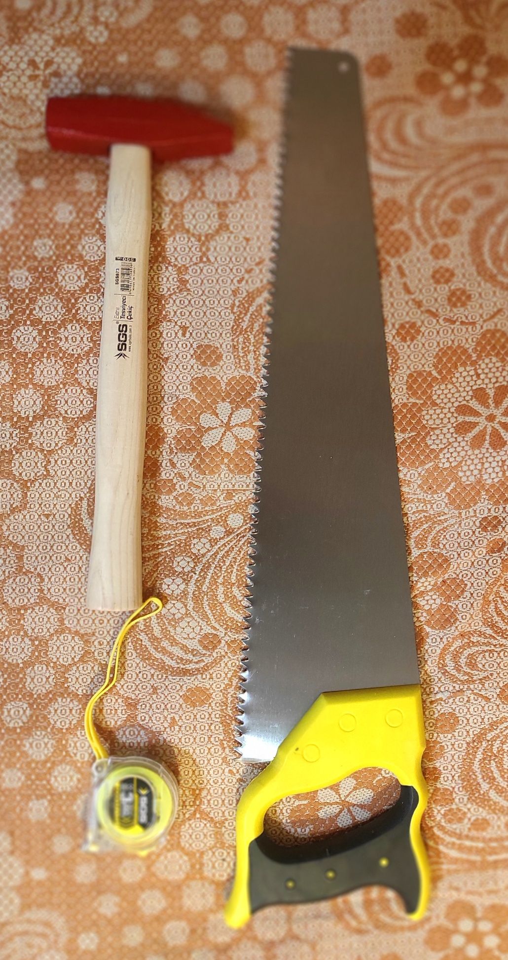 Набор инструментов: ножовка по дереву, молоток, рулетка.