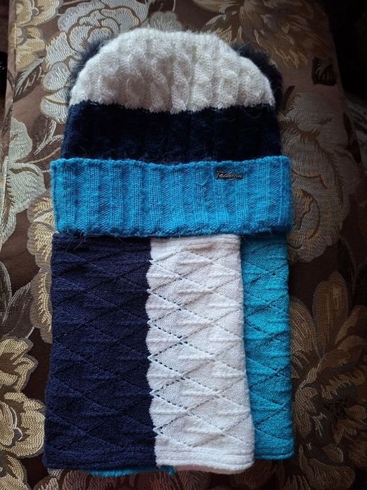 Шапка з хомутом для дівчинки