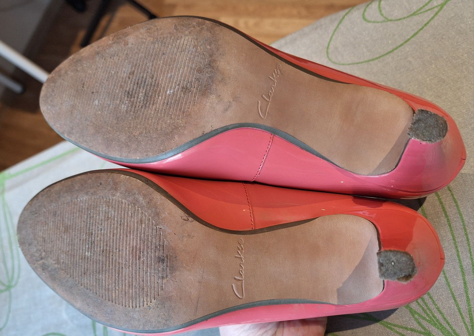 Clarks szpilki różowe brudny róż pudrowy 39 skóra lakierowana
