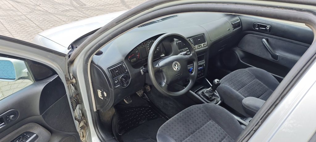 Volkswagen Golf 1.6 benzyna przebieg 279tys climatronic 2000r do jazdy