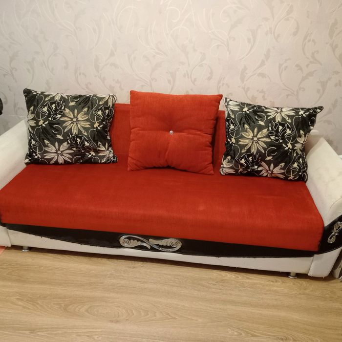 Отдам бесплатно красивый диван.