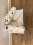 Trampki zupełnie nowy Jordan 4 Retro Metallic Gold EU45.