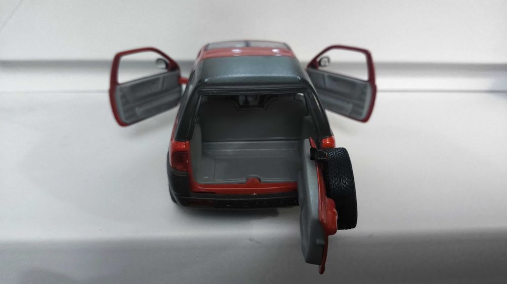 Модель, машинка Land Rover 2001 Freelander 1.24 Welly