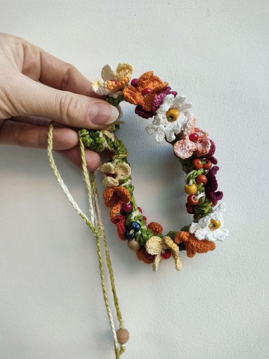 В'язаний обруч з квітами
