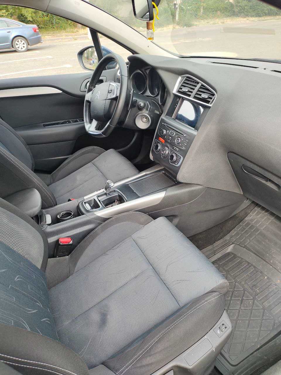 Автомобіль Citroen C4