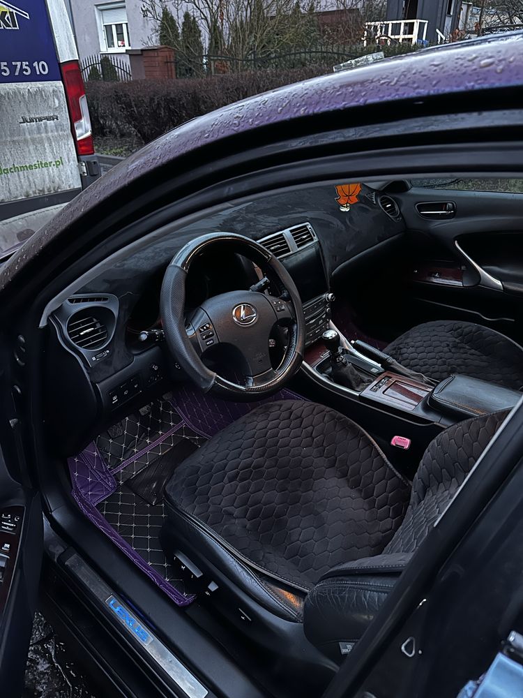 Lexus is 220d