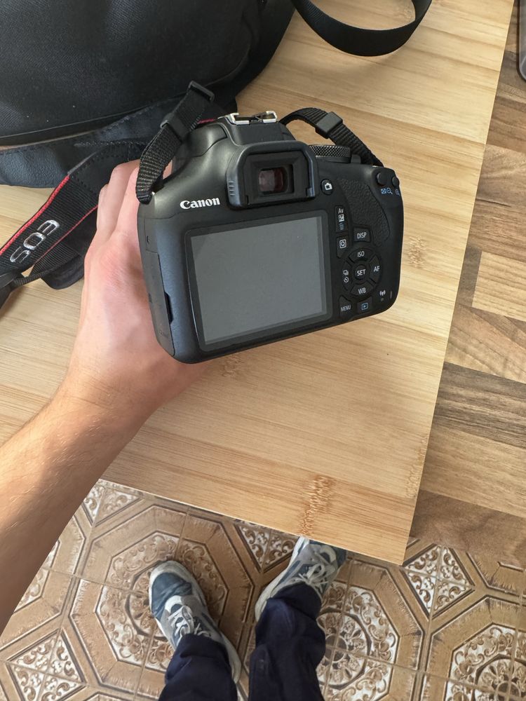 Canon EOS 2000D.