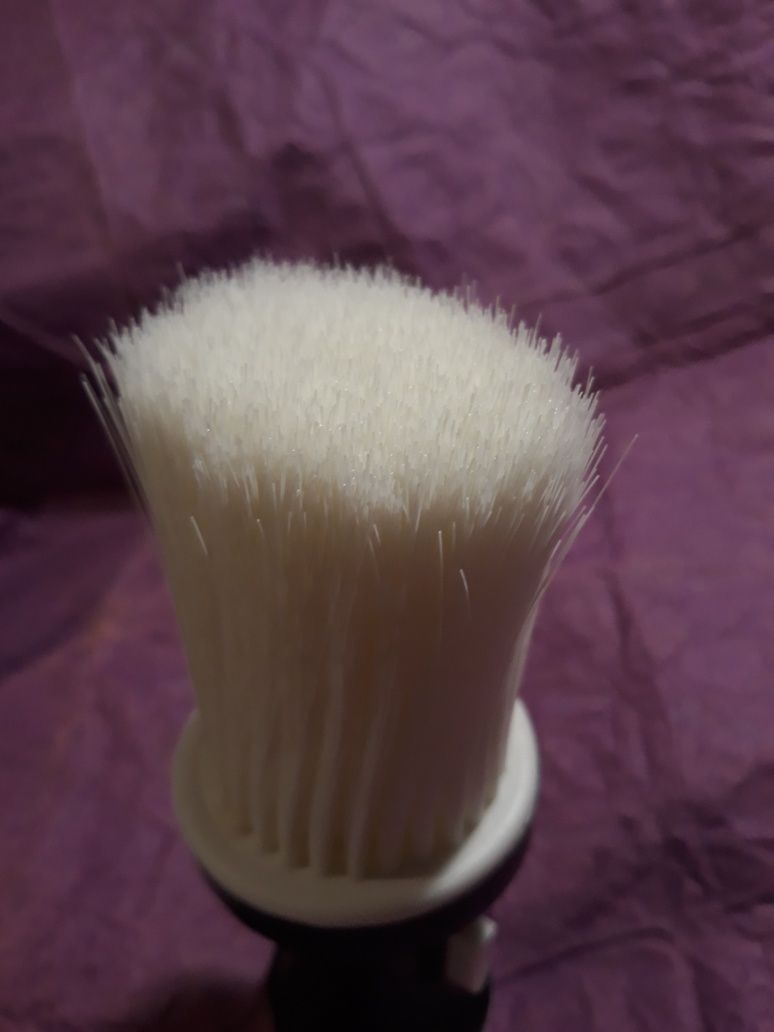 Щётка для уборки волос у парикмахера белая чистить рабочий стол