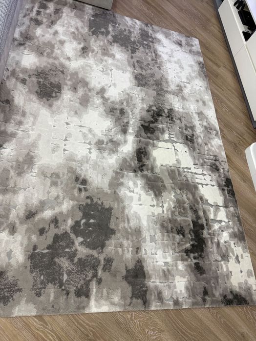 Carpetes cinza e branca