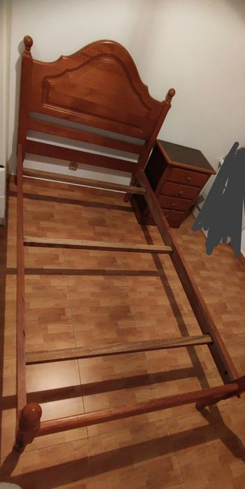 Conjunto de cama com mesinha de cabeceira, estrado e colchão
