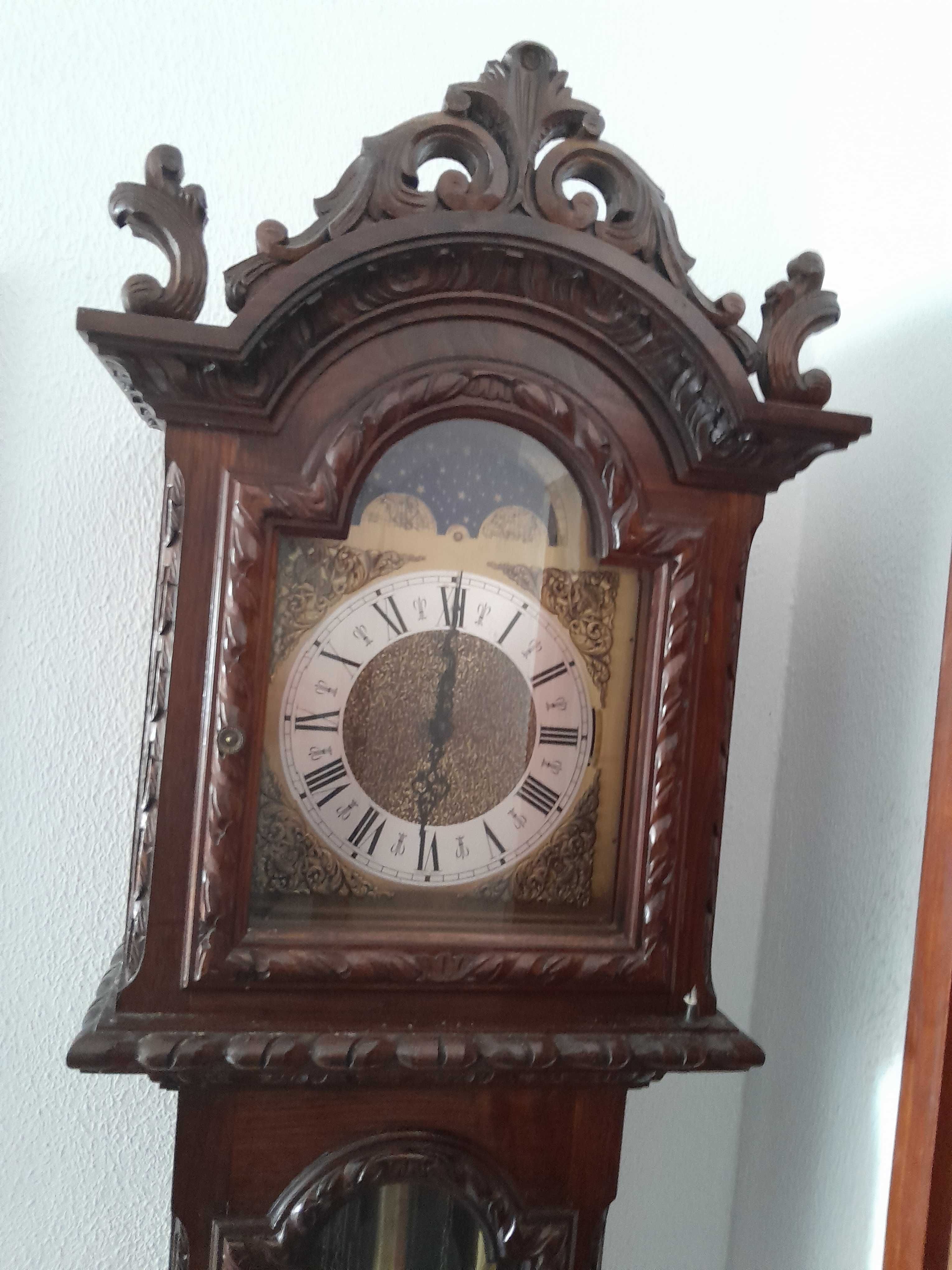 Relógio  de  pendulo em bom estado