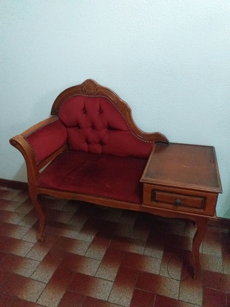 Móveis antigos em bom estado