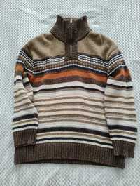 Brązowy sweter w paski z golfem