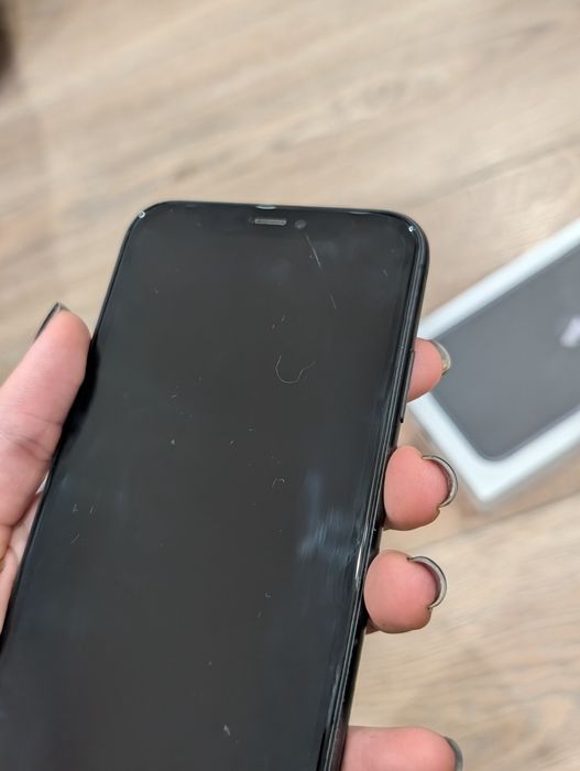 айфон 11 чорного кольору