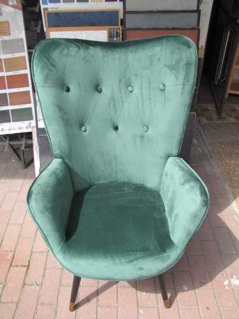 Fotel typu muszla welur butelkowa zieleń drewniane nogi