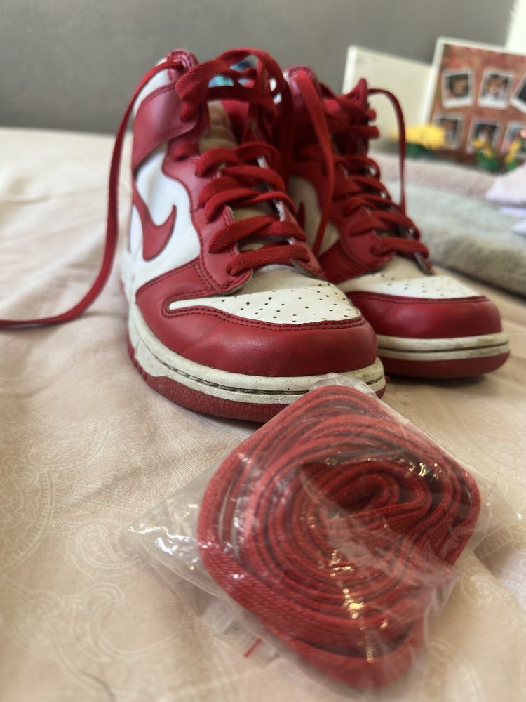 Nike Dunk High. University Red
