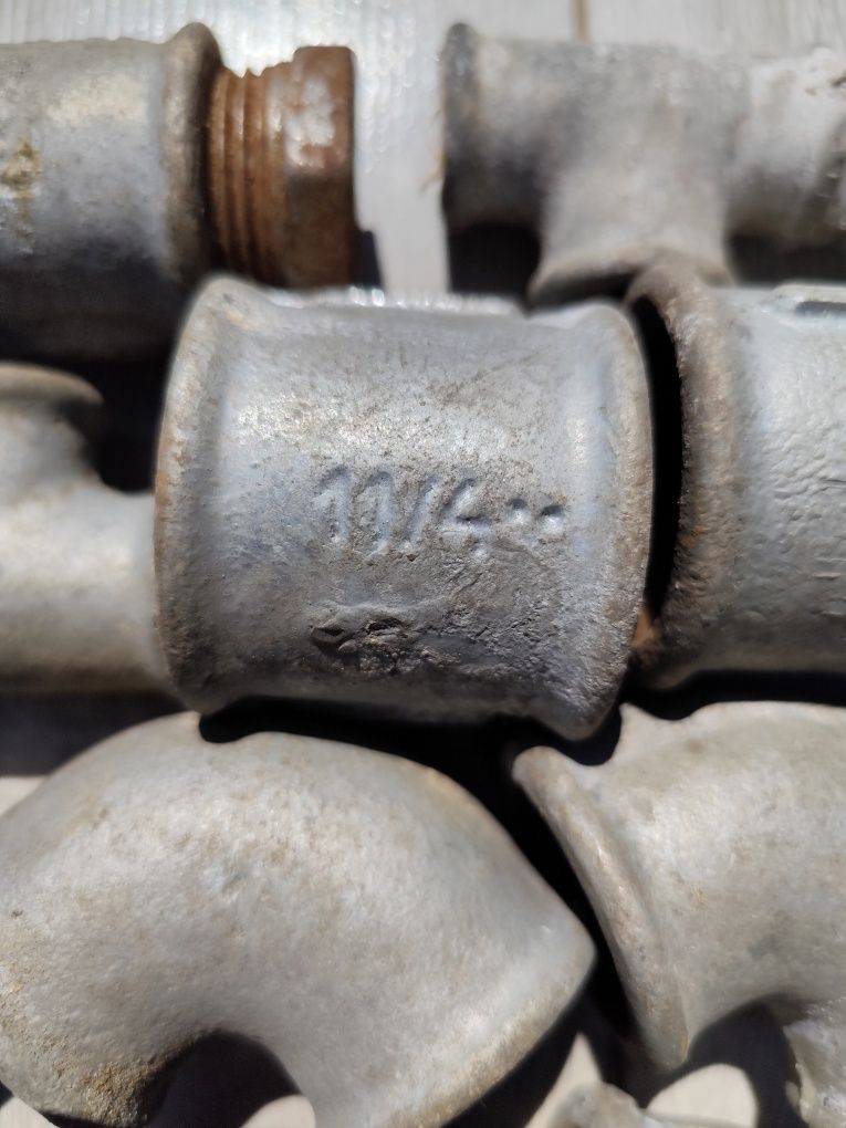 Kolano 1'' , mufa 3/4'', trójnik 1/2'', mufa 11/4'', redukcja