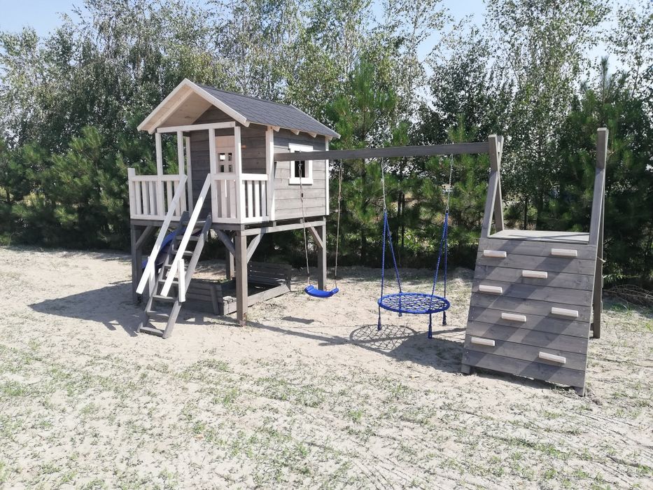 Plac zabaw dla dzieci, domek, huśtawka, ślizg, zjeżdżalnia