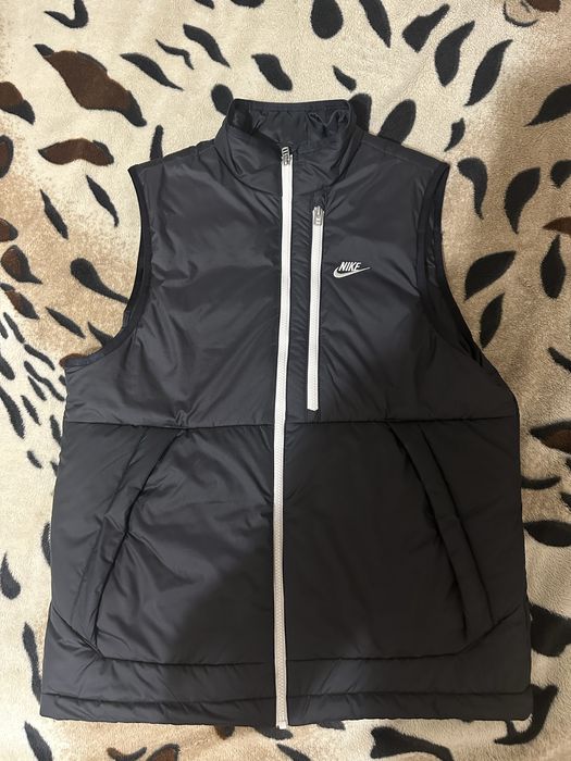 Продам чоловічу жилетку NIKE