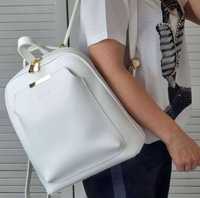 Белая женская стильная  сумка -рюкзак очень модная