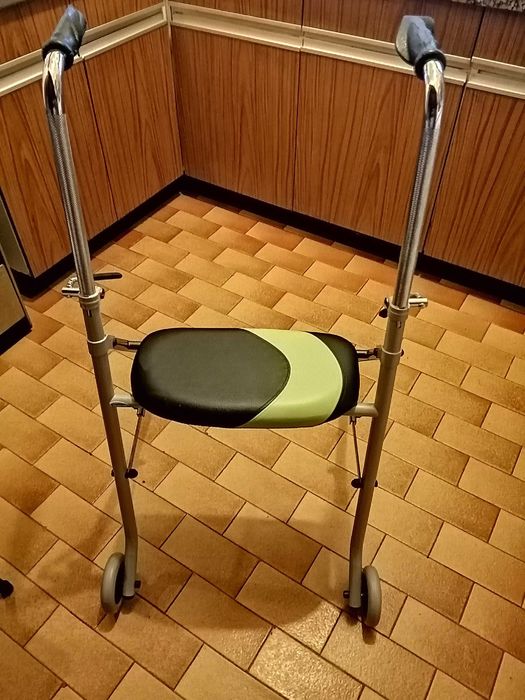 Andarilho para idosos com assento incorporado