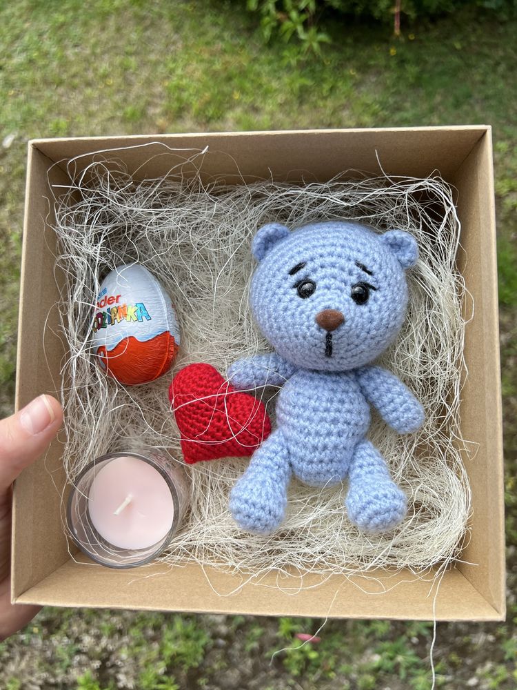 Gotowy prezent. Pudełko prezentowe z ręcznie robionym misiem amigurumi