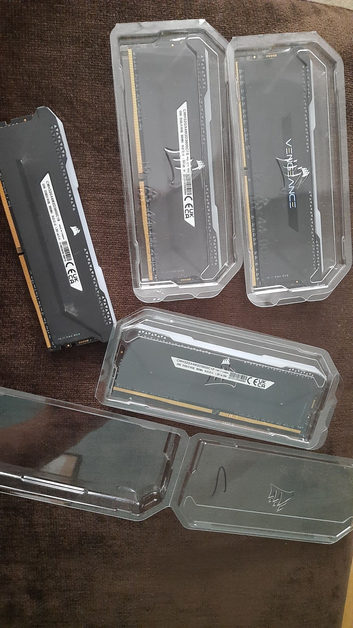 Pamięć ram DDR4 4x16GB CORSAIR VENGEANCE RGB PRO SL - uszkodzone