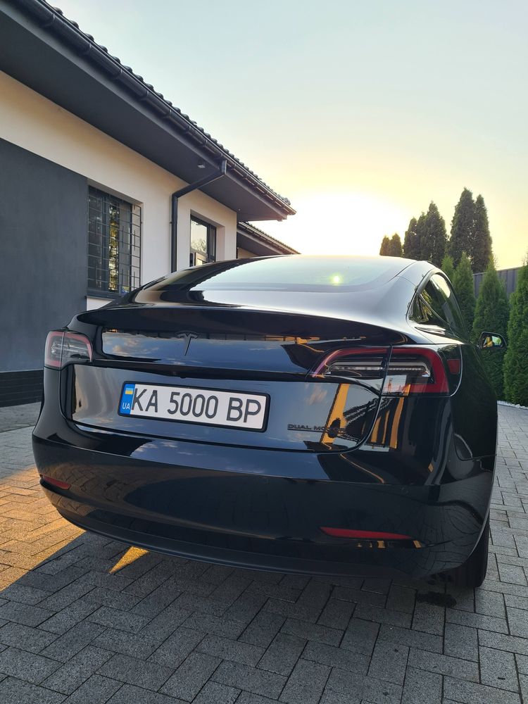 Tesla Model 3 SR+