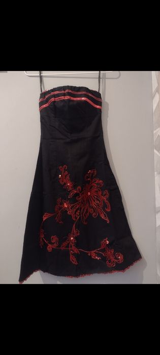 Czarna sukienka z kwiatami