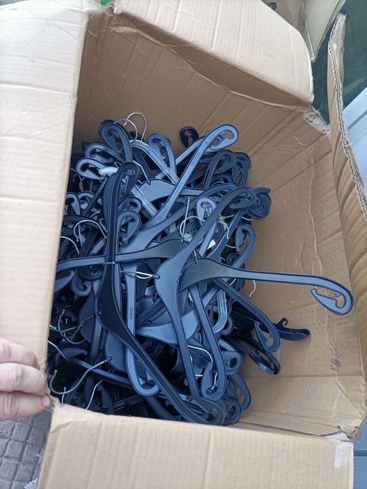Ponad 500 Stk. Wieszaki z plastiku – jednolite i praktyczne, idealne