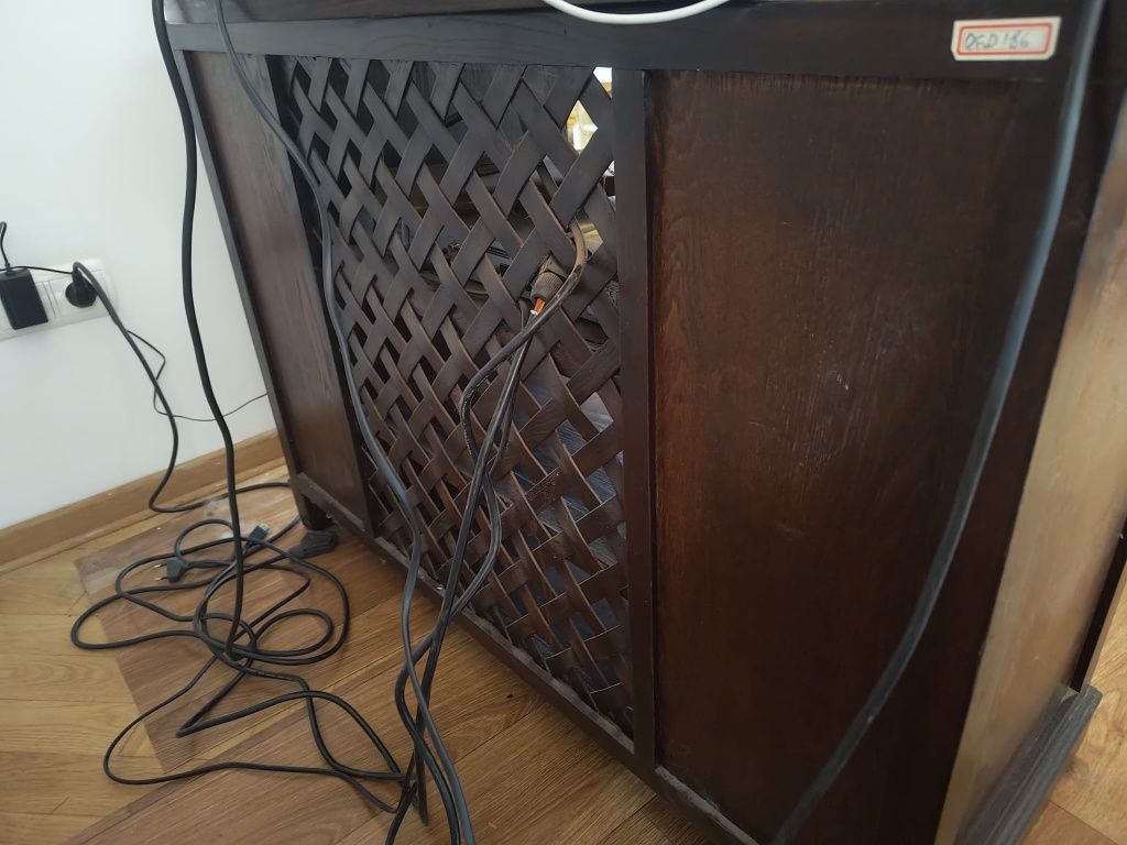 Retro szafka pod telewizor w stylu kolonialnym