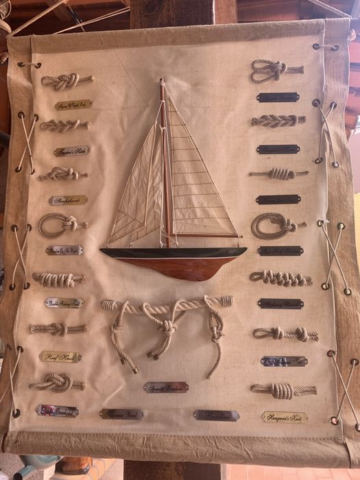 Quadro com barco e nós marinheiro