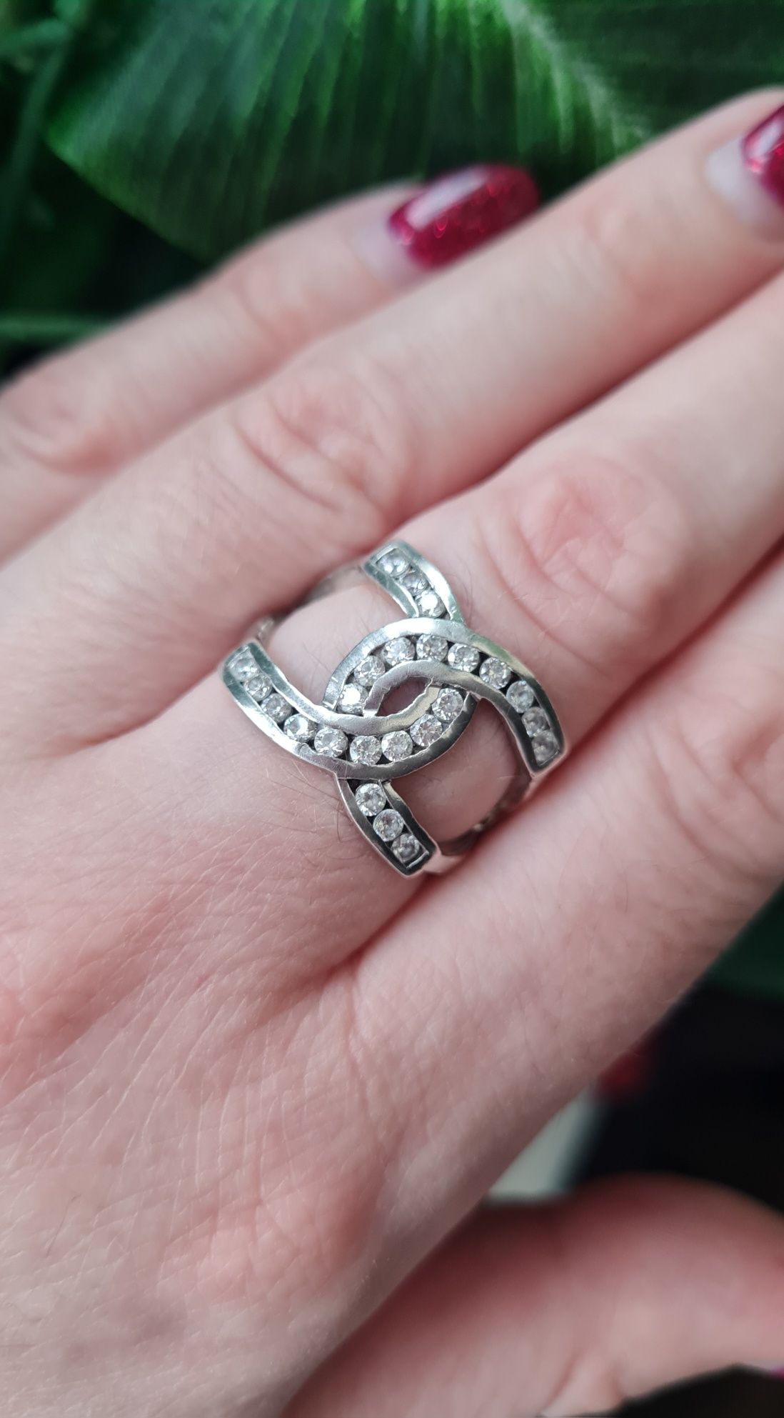 Эффектное кольцо Шанель цирконы бриллиантовой огранки, серебро 925