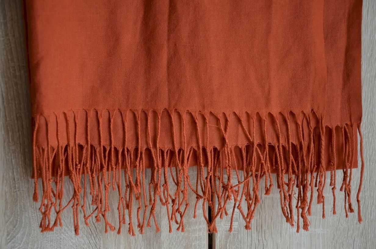 Szal pashmina pomarańczowy rudy ceglasty z frędzlami cienki