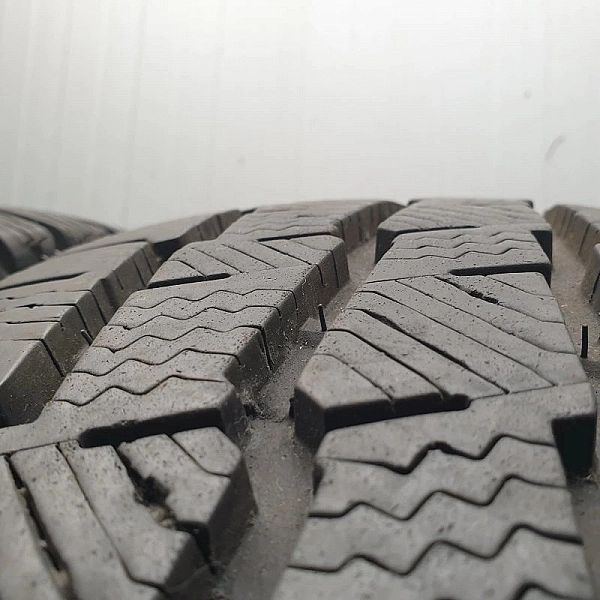 Opona zimowa Michelin Agilis Alpin 215/65R16/109 R przyczepność na śni