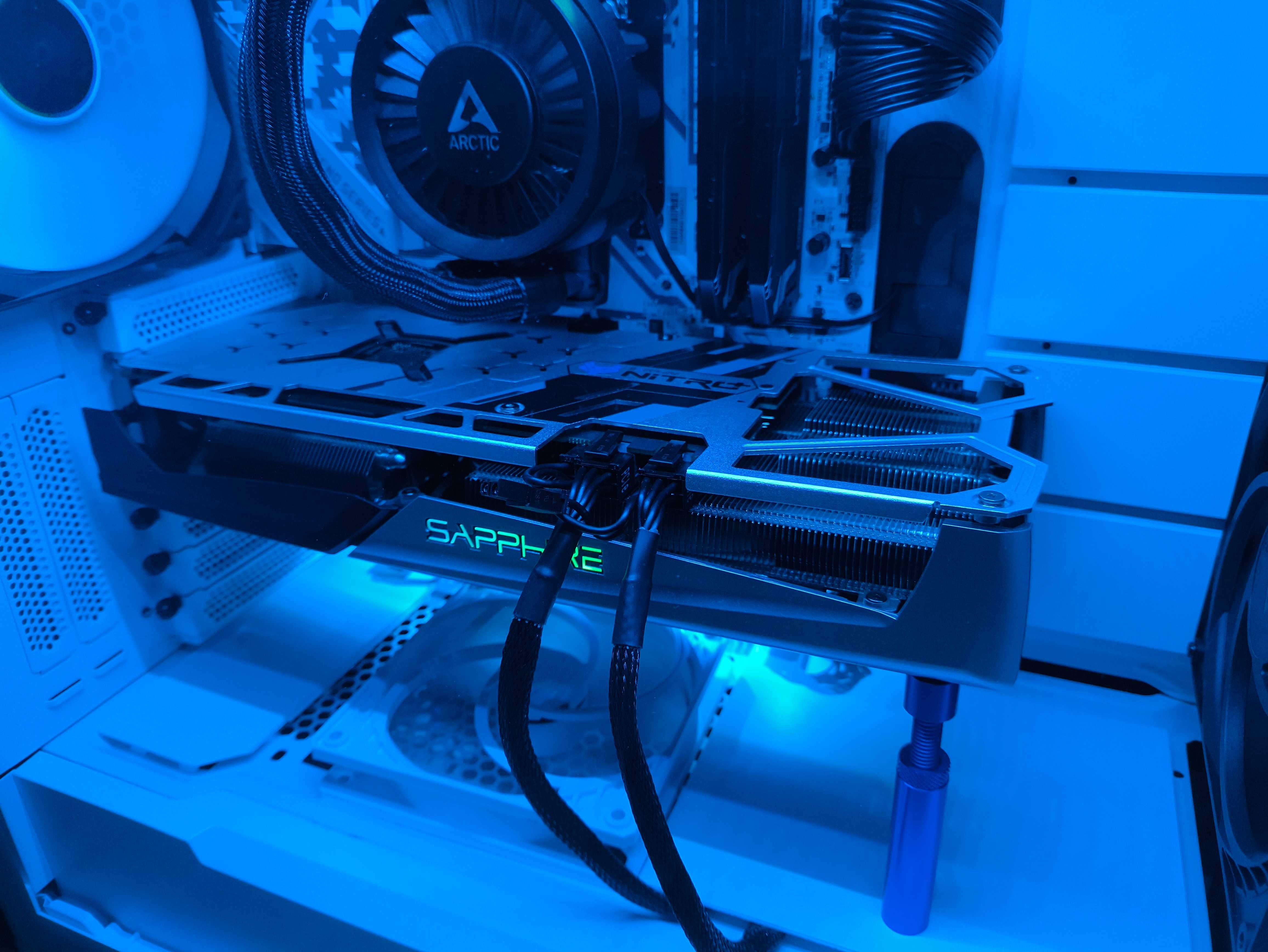 RX 5700 XT Nitro+ OC , plus podpórka Deepcool Argb