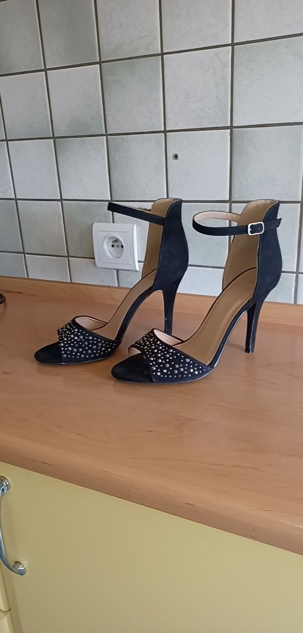 Sandały na obcasie rozmiar 39