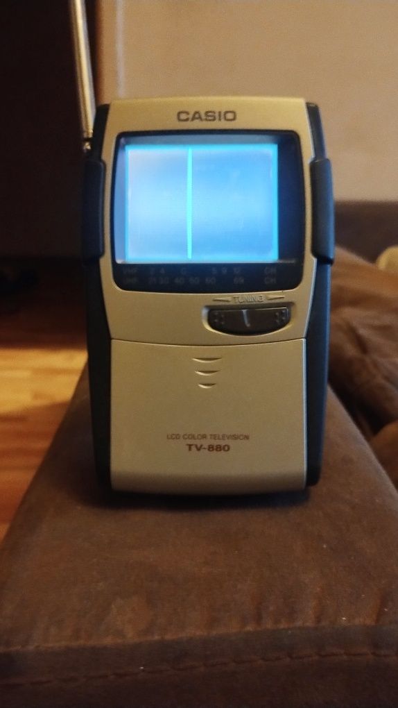 Przenośny telewizorek na baterie CASIO TV-880