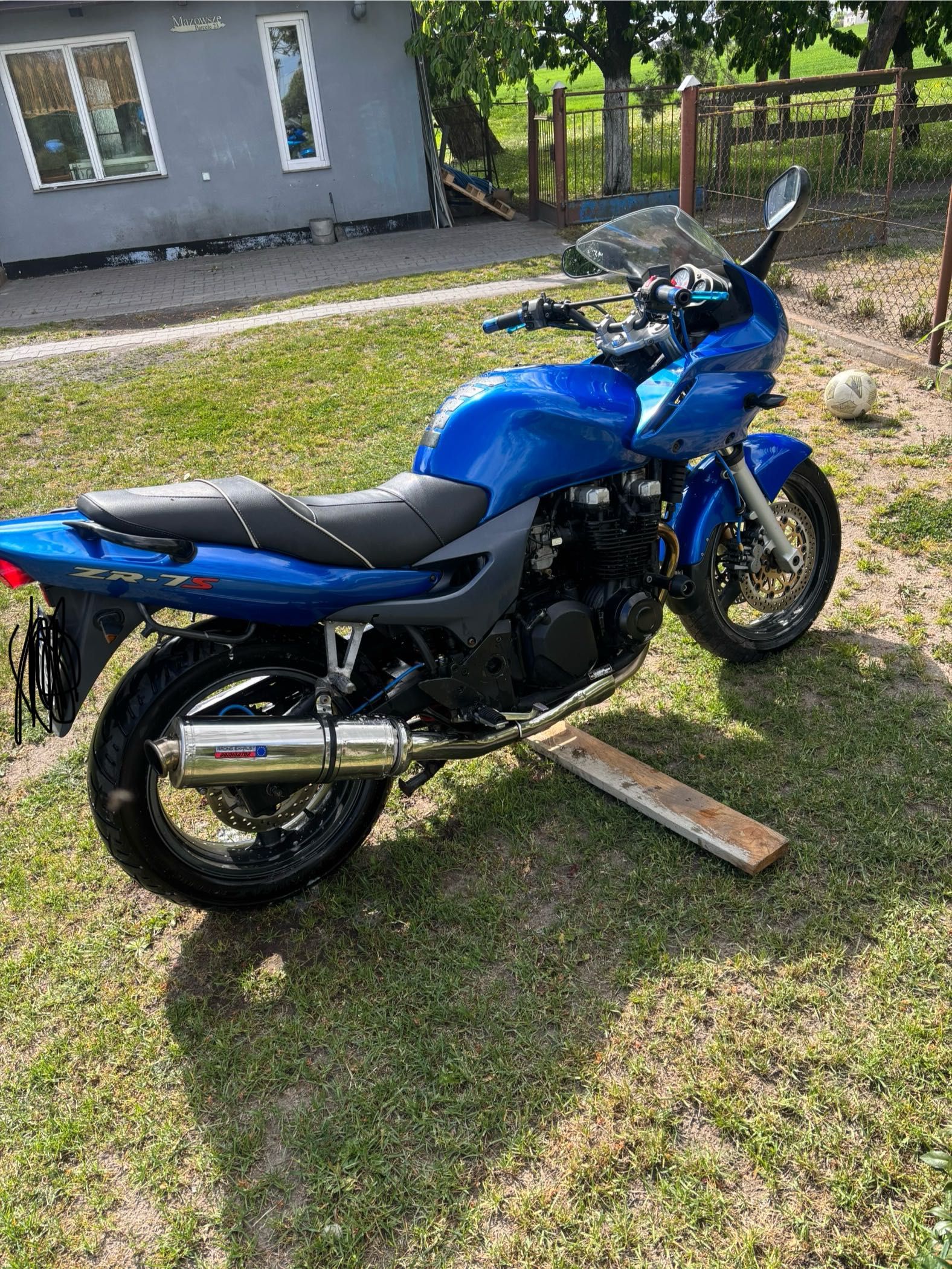 Kawasaki ZR 750 .
