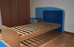 Cama de solteiro com mesinha de cabeceira