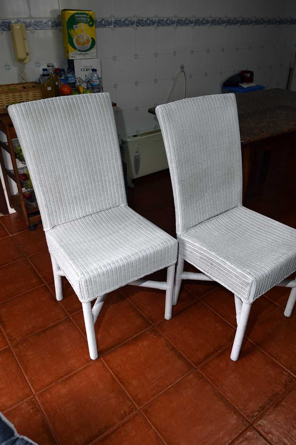 2 Cadeiras brancas palhinha vime