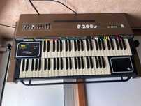 Piano, orgão a funcionar.