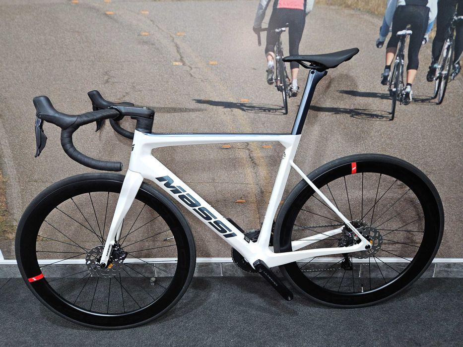Massi Arrow Race Ultegra disc DI2 Rodas Xtech Carbon Branco/Azul T-54