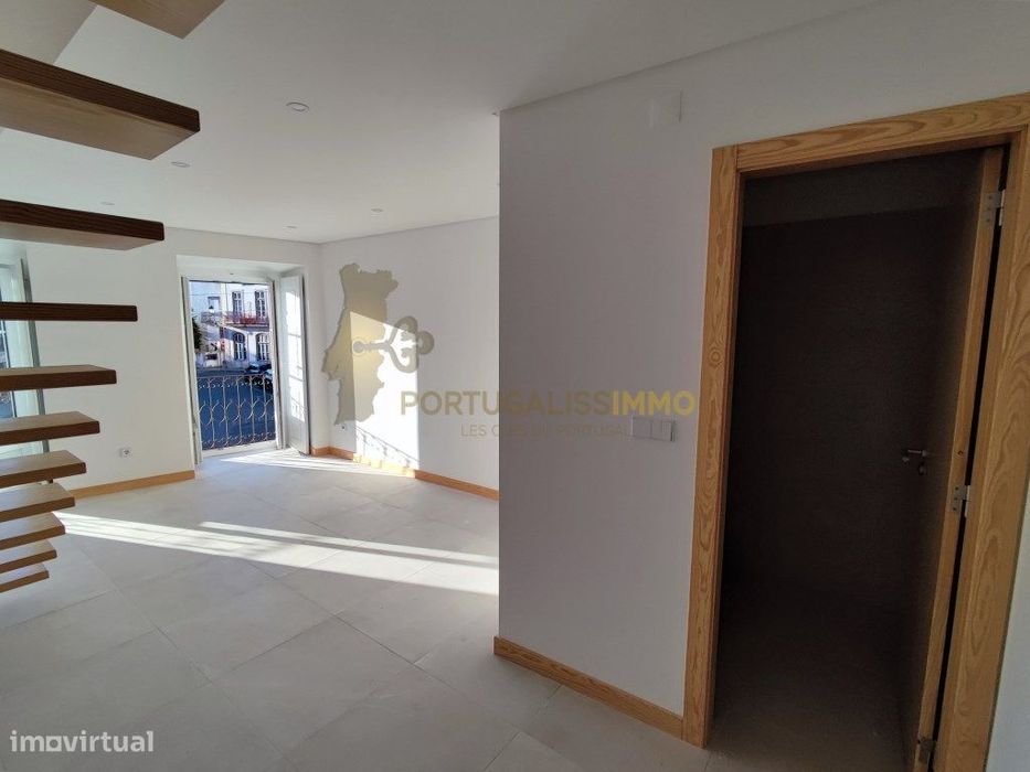 Vende-se: Apartamento Triplex Renovado no Coração de Constância - V...