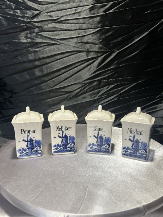Zestaw czterech ceramicznych pojemników na przyprawy  styl holenderski