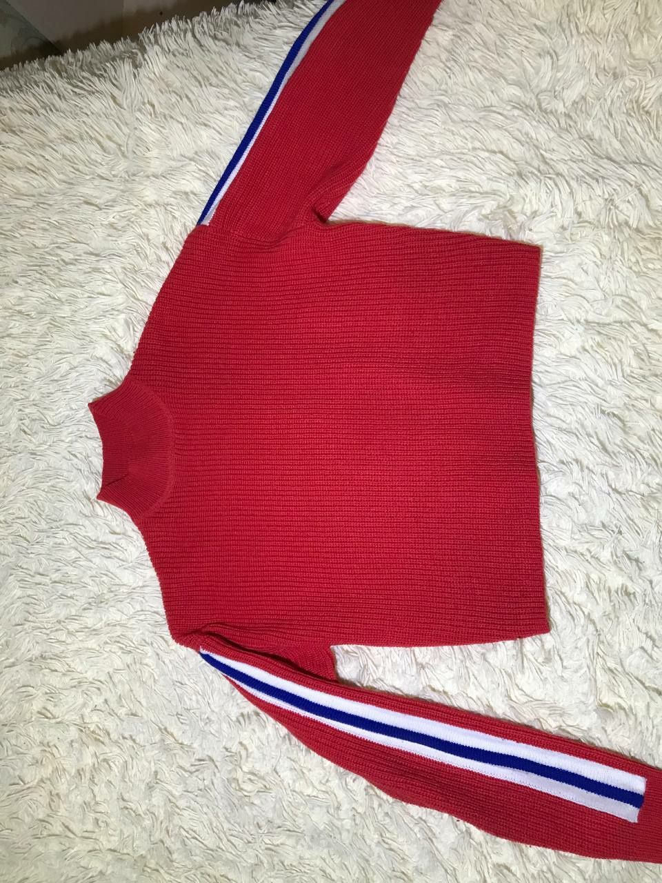 Червоний светр з синьо-білими полосками. H&M
