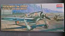 Academy 2213 - FockeWulf Fw-190A8 "Heinz Bär" with Kübelwagen (1:72) V